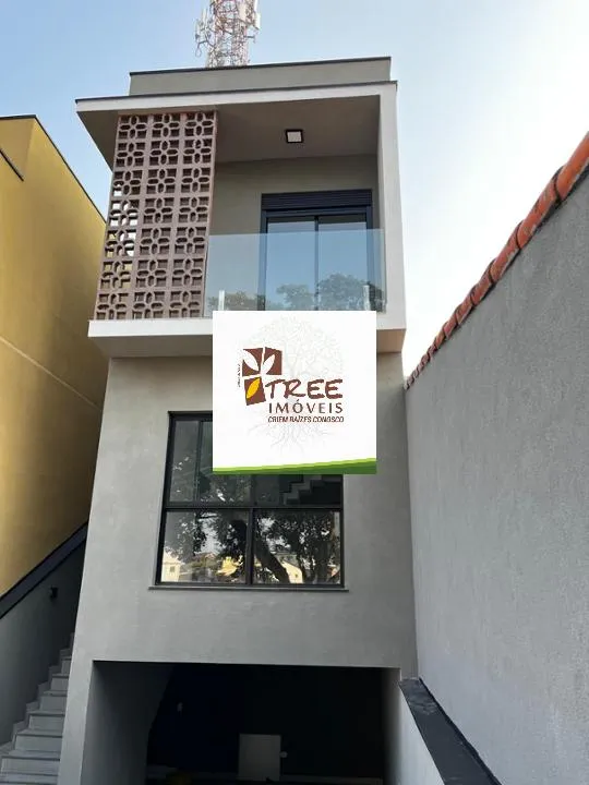Imagem VENDA DE SOBRADO NO ARUJAMÉRICA, EM ARUJÁ/SP, 150m² com 3 quartos, suíte, sacada, sala ampla, copa, quintal, churrasqueira e 3 vagas. CONSULTE-NOS.