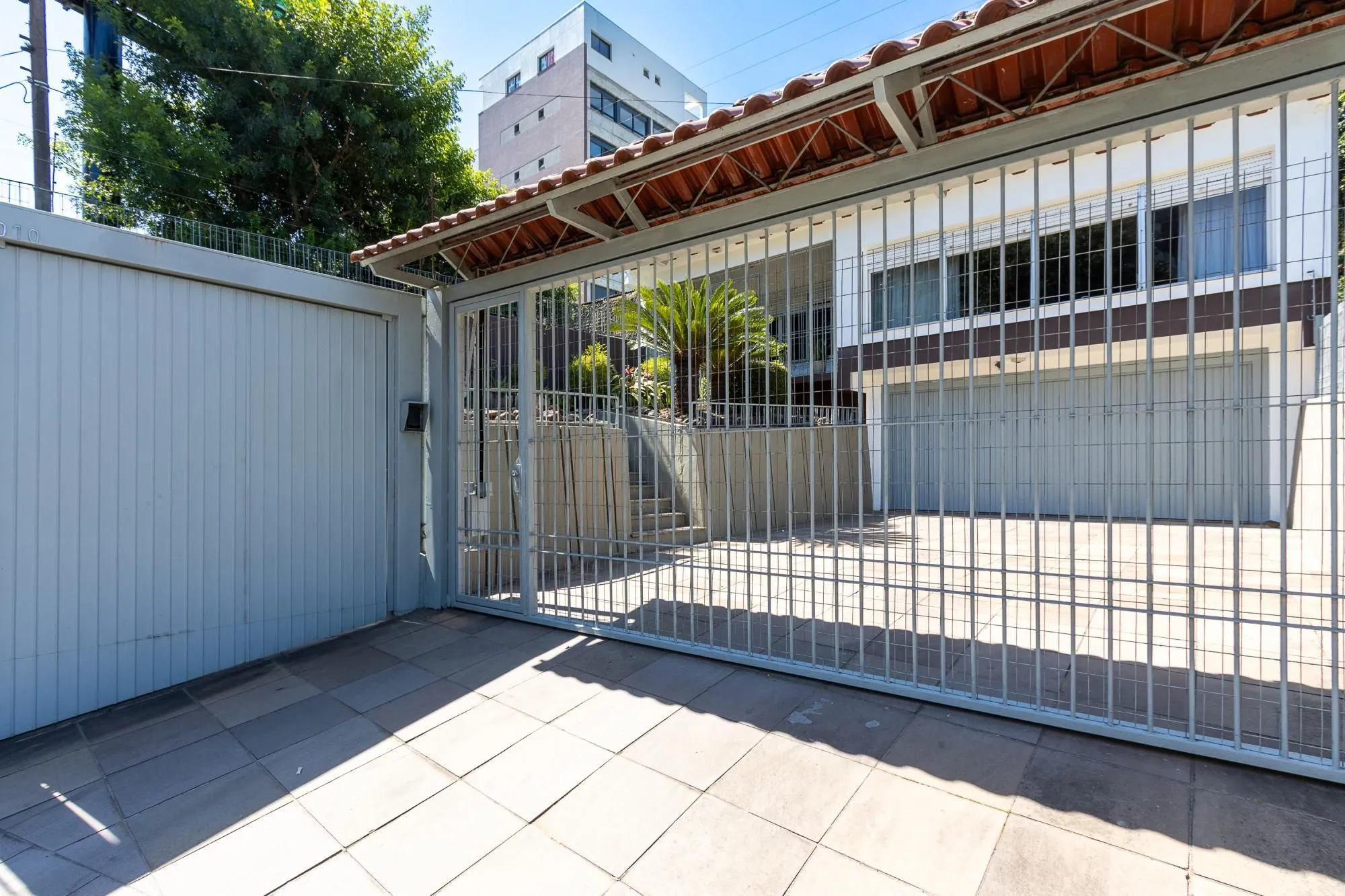 Imagem Casa de alvenaria, 4 dormitórios, 2 suítes, bairro Cristal.