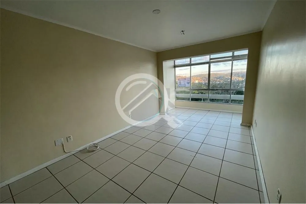 Charmoso apartamento de fundos na Av. Protásio Alves próximo ao Sesc. O imóvel foi todo reformado...
