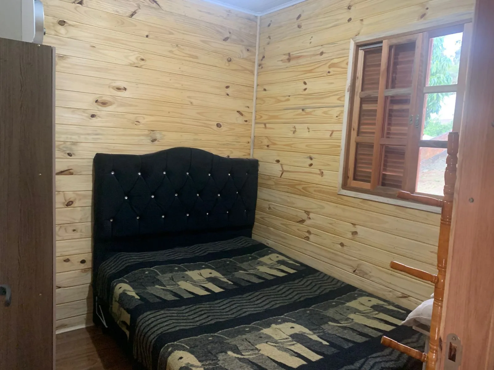 Imagem Terreno com 2 casas pré-fabricadas recém-construídas