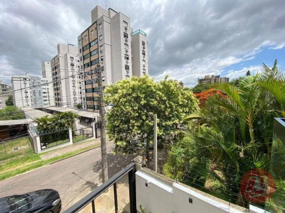 Imagem No bairro Tristeza, casa em condomínio com 2 andares, 3 dormitórios, suíte e 2 vagas.