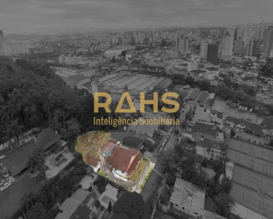 Imagem Localizado em uma região residencial privilegiada, com uma vista deslumbrante da majestosa Serra do...