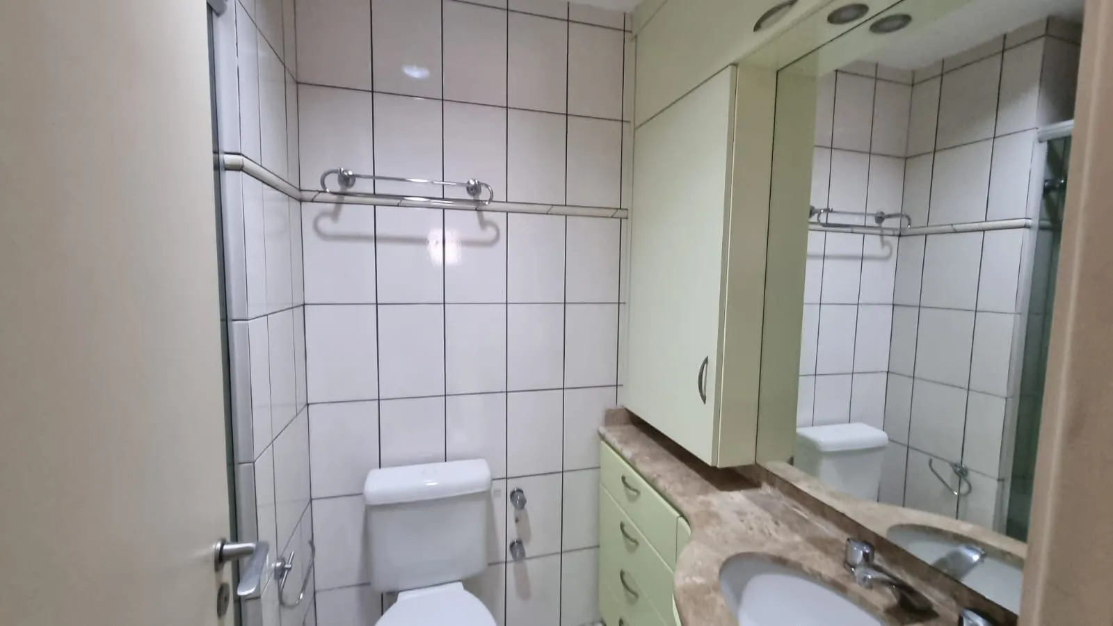 Imagem Apartamento 03 dormitórios 110mq e duas vagas, semi mobiliado, no Bairro Auxiliadora para locação.
