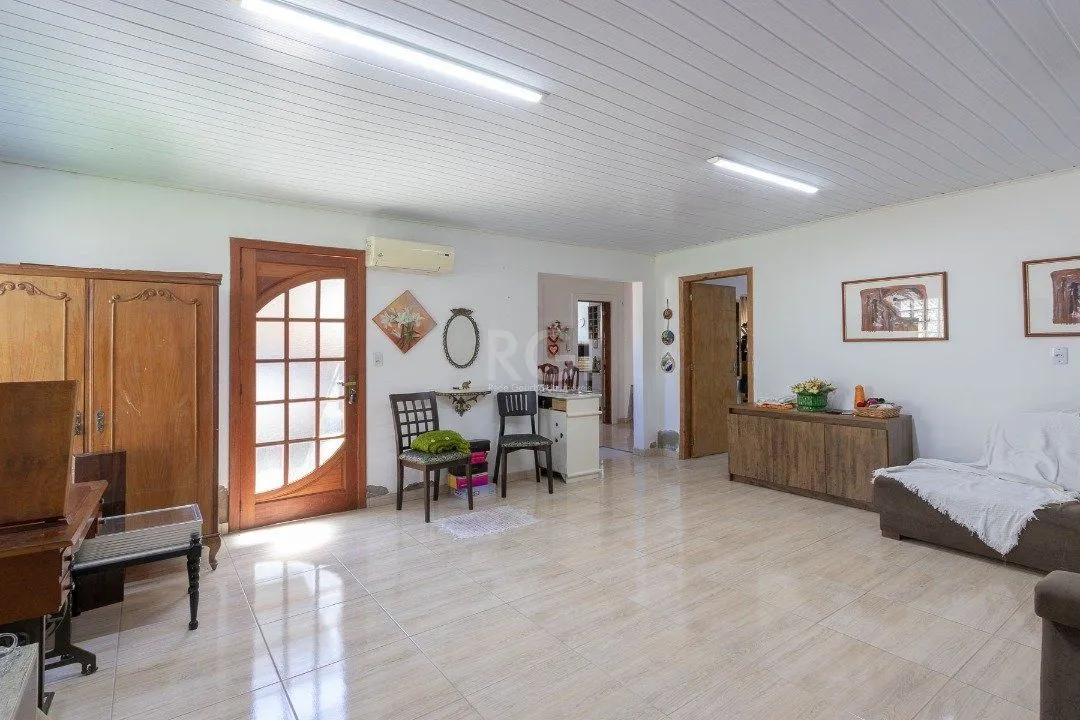 Imagem Casa para Venda - 370m², 4 dormitórios, sendo 1 suites, 6 vagas - Lomba do Pinheiro