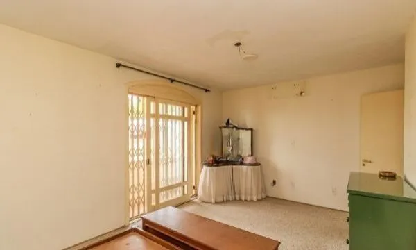 Imagem CASA DESOCUPADA E SEMI MOBILIADA, COM SUÍTE MASTER, SACADA, VISTA PANORÂMICA, EM AMPLO TERRENO NO SANTA TEREZA