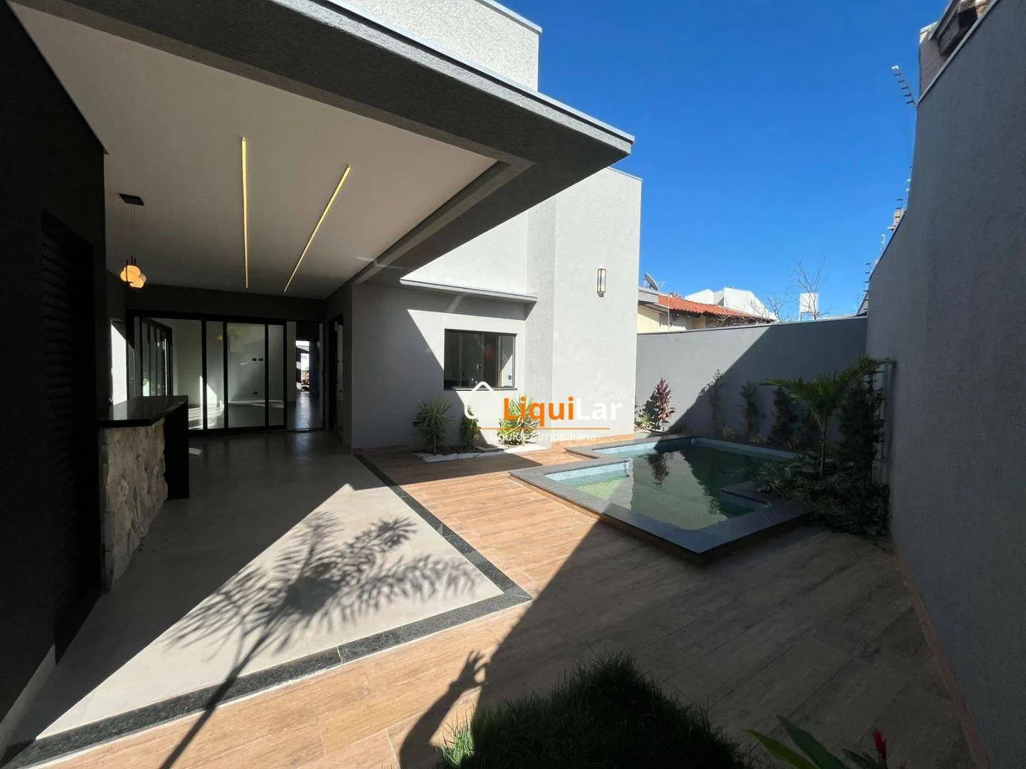 Imagem Casa Térrea de Alto Luxo na Vila Planalto com 3 Suítes, Escritório e Piscina Aquecida