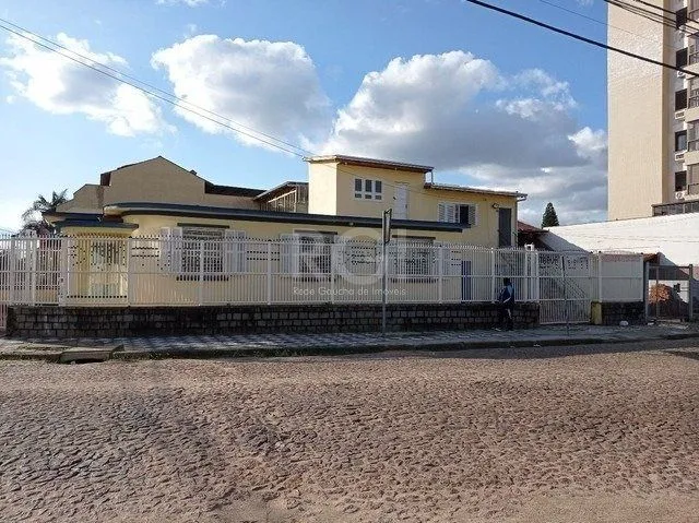 Imagem Casa para Venda - 200m², 4 dormitórios, 4 vagas - Passo da Areia