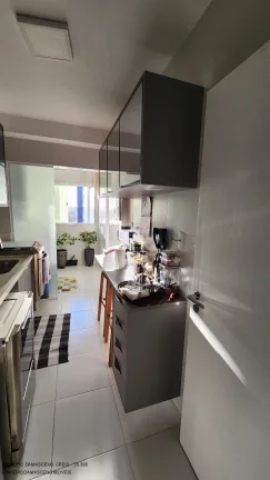 Imagem Apartamento de 2 quartos em condomínio no bairro Buraquinho, Lauro de Freitas-BA: 88m², 1 suíte, 2 salas, 2 banheiros, 1 vaga.