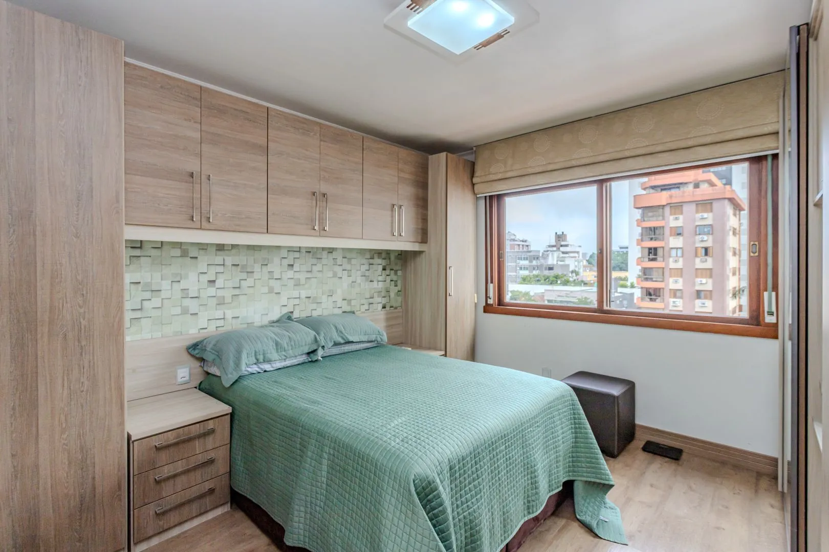 Imagem Apartamento no bairro Menino Deus de 4 dormitórios e vaga