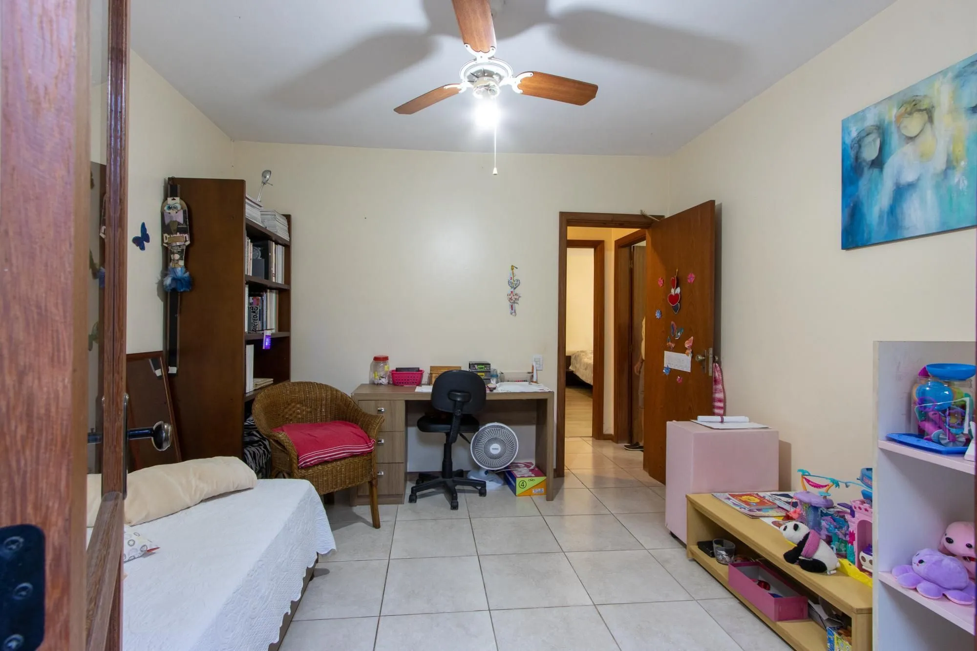 Imagem Casa de Alvenaria, possui 3 dormitórios, uma suíte, hall de entrada, lavabo, living com lareira, cozinha ampla com armários, área gourmet com churrasqueira, corredor, pátio e 4 vagas de garagem, uma construção em anexo que possui hall de entrada, lavabo, 
