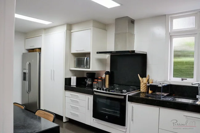 Imagem Casa reformada, mobiliada e decorada na Av Buzios em Jurere Internacional. Localizada em frente ao H...