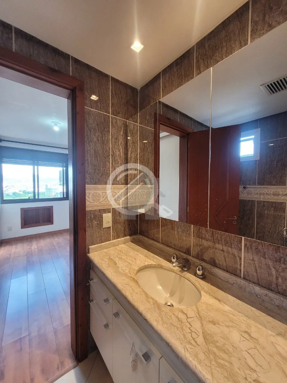 Imagem Apartamento semimobiliado de 75 m², 2 dormitórios sendo 1 suíte e 2 vagas de garagem no bairro Pe...