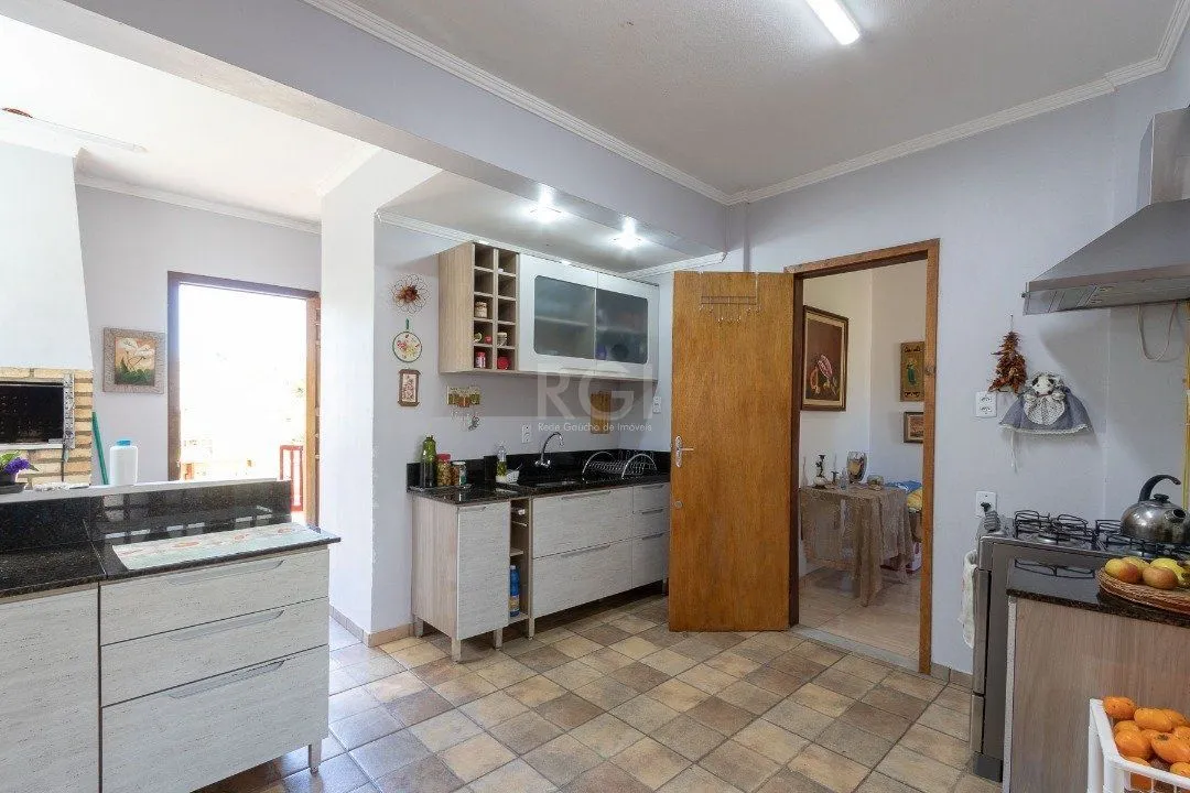 Imagem Casa para Venda - 370m², 4 dormitórios, sendo 1 suites, 6 vagas - Lomba do Pinheiro