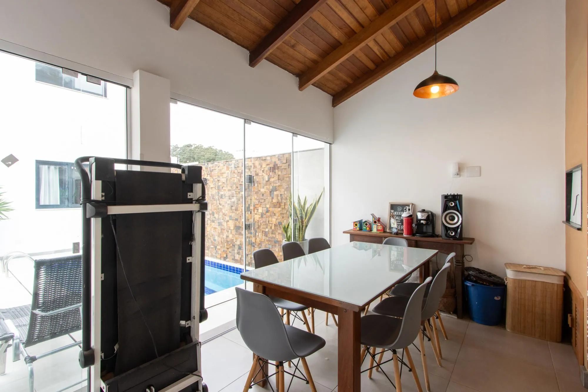 Imagem Excelente casa de alvenaria, 4 dormitórios, 2 suítes e 2 vagas de garagem.