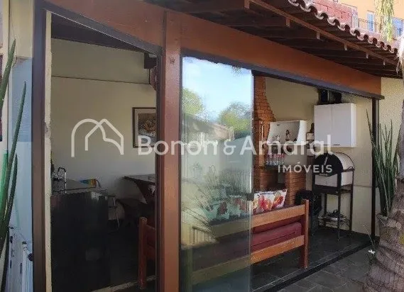 Imagem "Espaçoso Sobrado de 3 Dormitórios com Suíte e 4 Vagas em Rua Tranquila de Sousas"