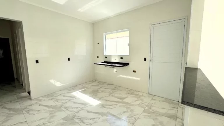 Imagem Casa térrea com 2 dormitórios sendo 1 suite. O imóvel está em condomínio fechado, proporcionando mais segurança e conforto aos moradores, você encontra á venda na Imobiliaria Consulte Imoveis.