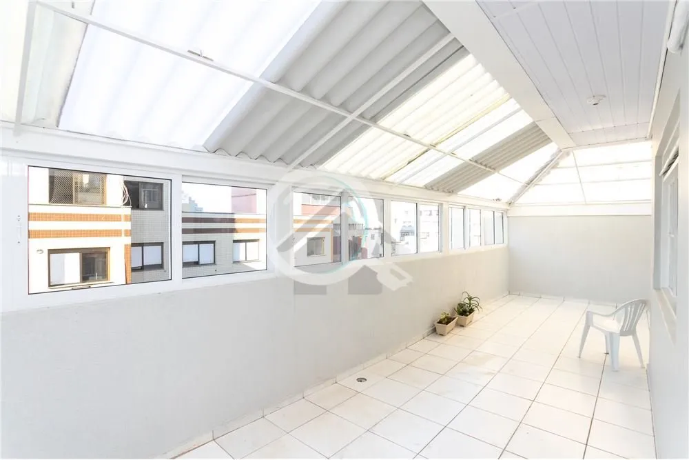 Imagem Descubra a combinação perfeita de praticidade e tranquilidade nesta sala comercial localizada no c...