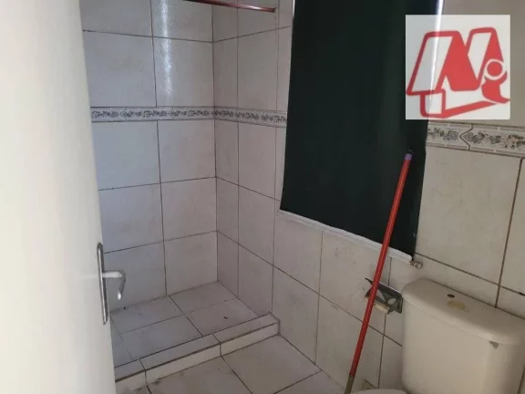 Imagem No bairro Bom Fim, prédio de 2 andares com pátio