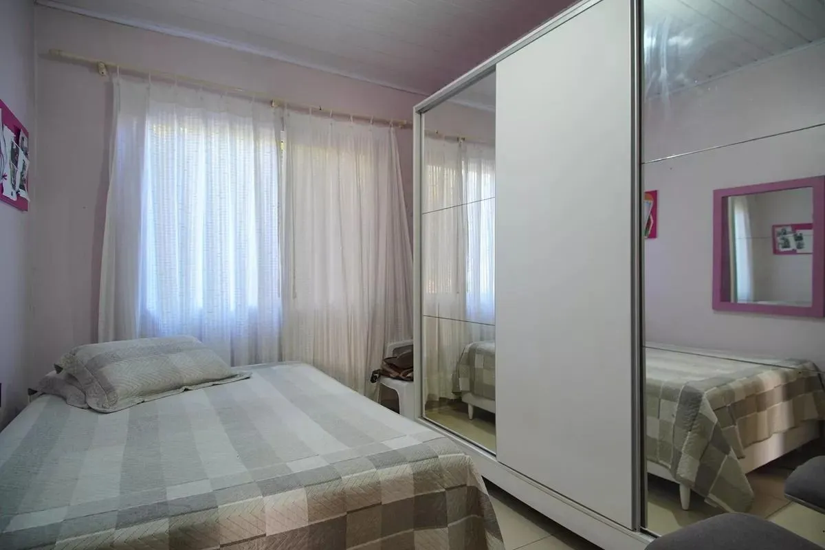 Imagem Casa Térrea com 5 dormitórios, Amplo Terreno de 300m² - Bairro Santa Rosa