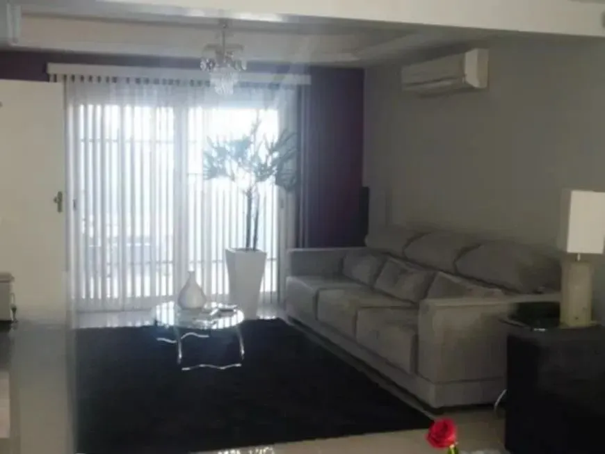 Imagem Casa térrea com 3 dormitórios, suíte e 3 vagas.