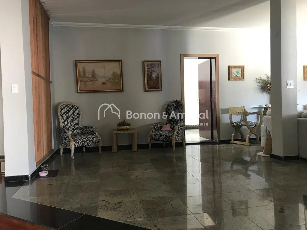 Imagem Casa à venda no San Conrado com 5 quartos, 3 suítes, piscina, área gourmet e 650 m²