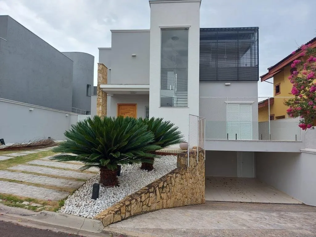 Imagem Casa Sobrado de 489m² de Terreno Localizado no Jardim Residencial Village Vert!
