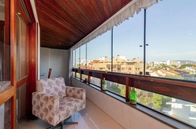 Imagem Linda cobertura de 4 dormitórios,1 suíte , 4 banheiros para venda, 4 vagas de garagens cobertas e escrituradas, 1 terraço com deck, piscina e churrasqueira no bairro Jardim Lindóia em Porto Alegre/RS.