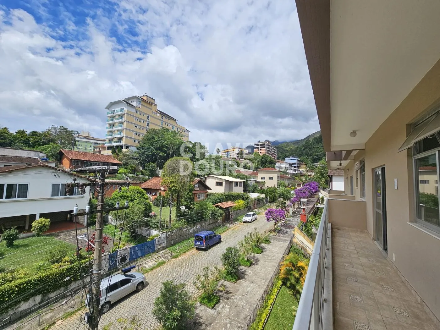 Imagem Apartamento de 2 quartos + dependência, varanda, 2 vagas e elevador.