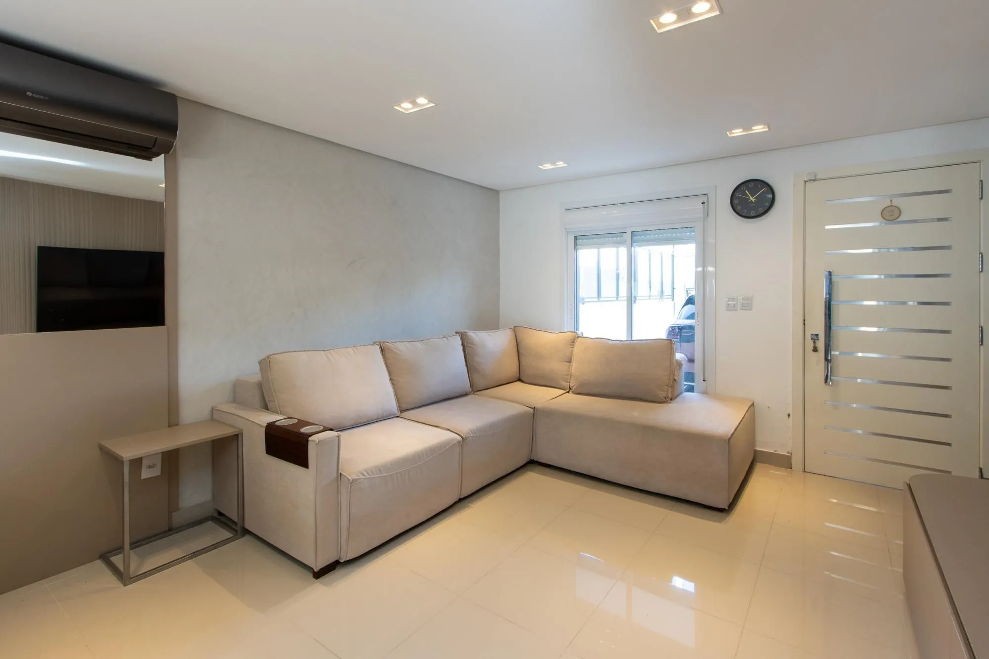 Imagem Sobrado para Venda - 95,16m², 3 dormitórios, sendo 1 suites, 2 vagas - Hípica