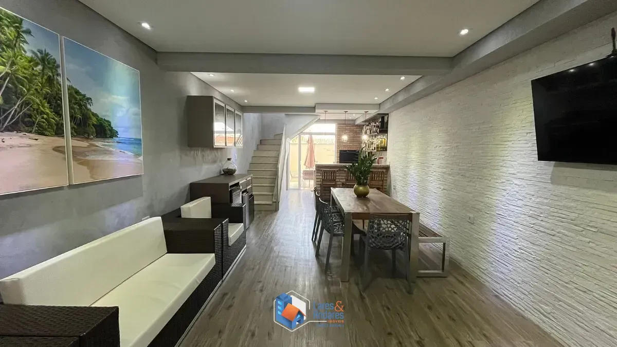 Imagem Sobrado para venda em Jardim Regina com 3 quartos, sendo 3 suítes, 183m²