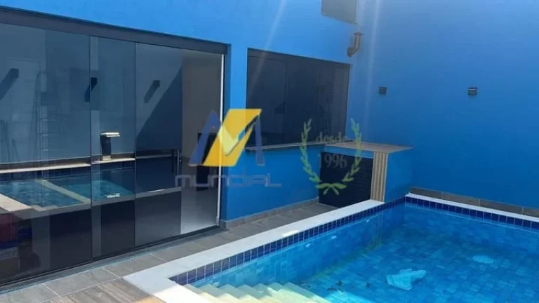 Imagem "Esse sobrado tá a 1 quarteirão do mar e tem até banco molhado na piscina!"