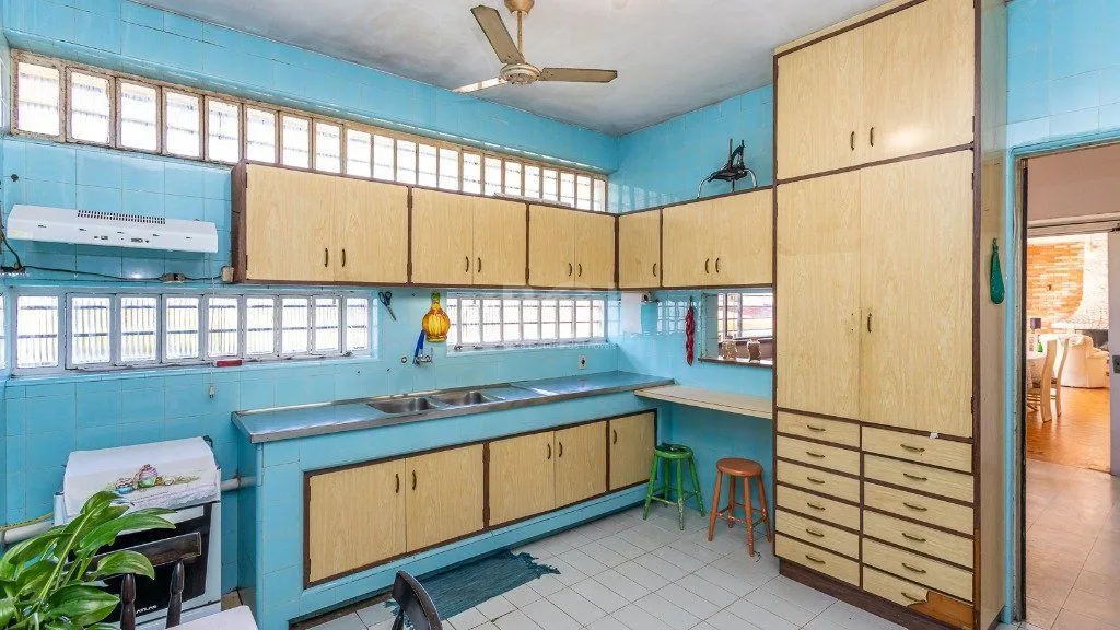 Imagem Vende casa com 05 quartos e garagem para 5 carros.