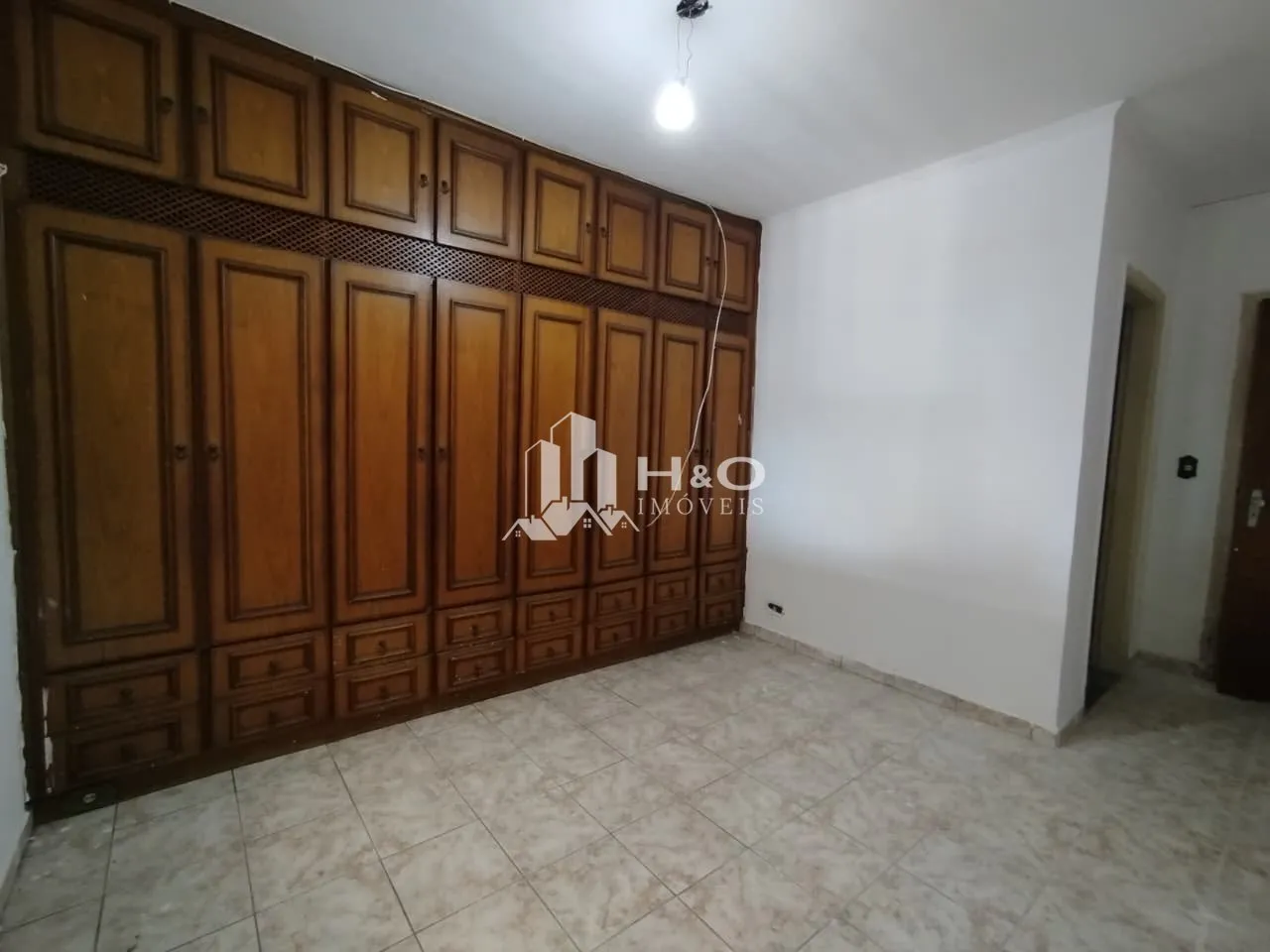 Imagem Casa ampla e muito bem localizada no bairro de Itaquera, próxima ao Shopping Metrô Itaquera e à Estação Corinthians‑Itaquera.