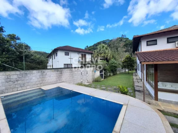 Imagem Casa em condomínio com 4 suítes em terreno plano no Comary!