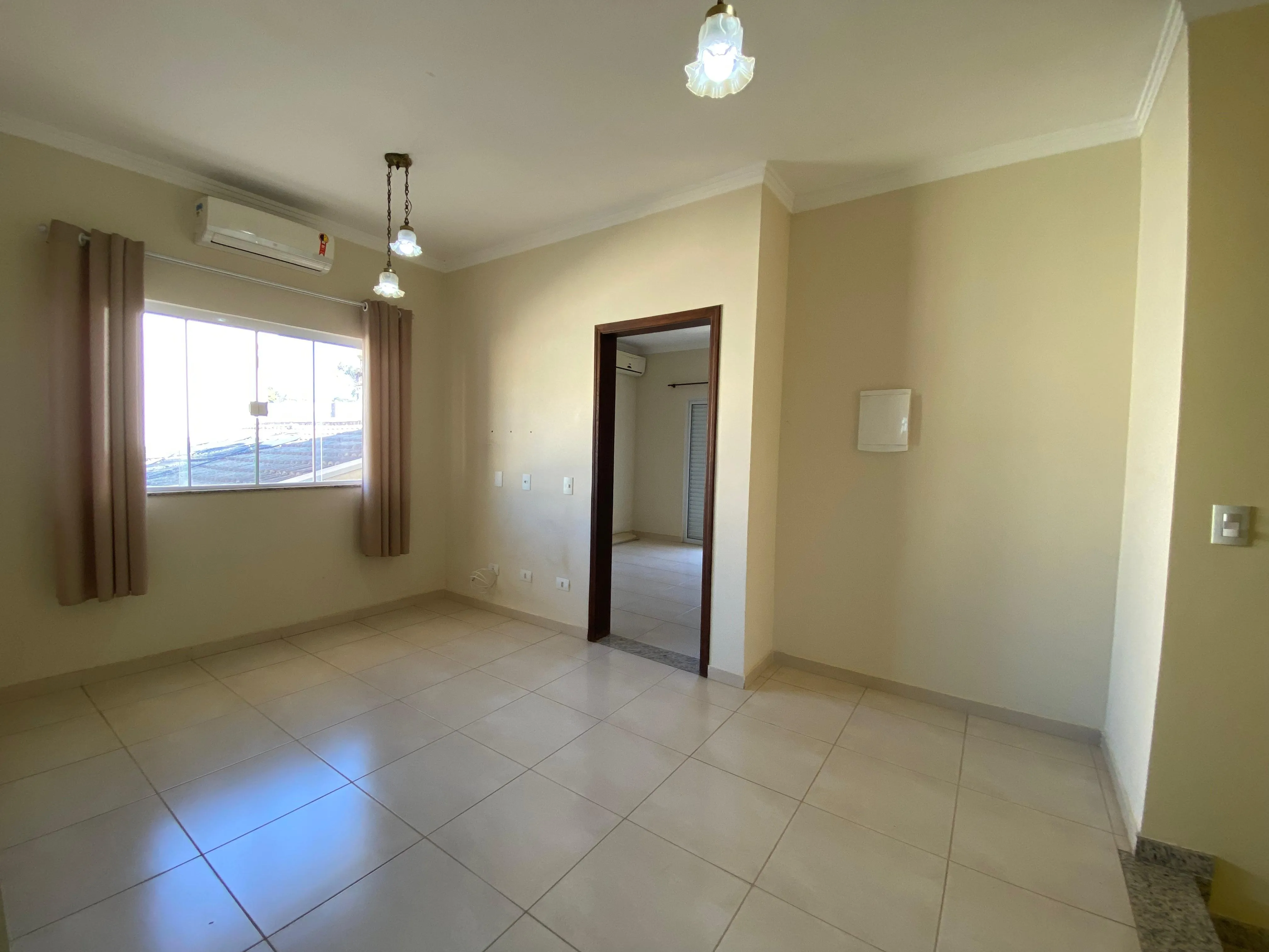 Imagem Excelente Oportunidade, Casa de 347M² de 3 Dormitórios sendo 1 Suíte Master à 10min. do Parque Campolim