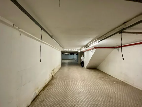 Imagem Salão Comercial de Alto Padrão em Pinheiros: 1 Sala, 2 Banheiros, 2 Vagas de Garagem, 600m² de Área - São Paulo-SP