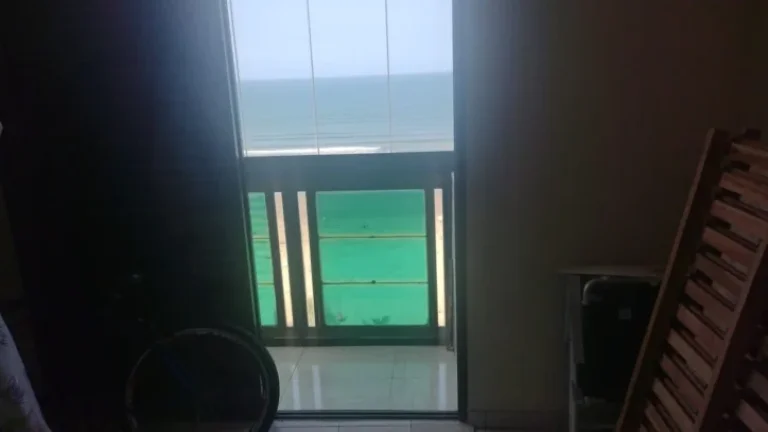 Imagem ???? "Você sabia que existe um condomínio PÉ NA AREIA com salão de festas e elevador em Praia Grande?"