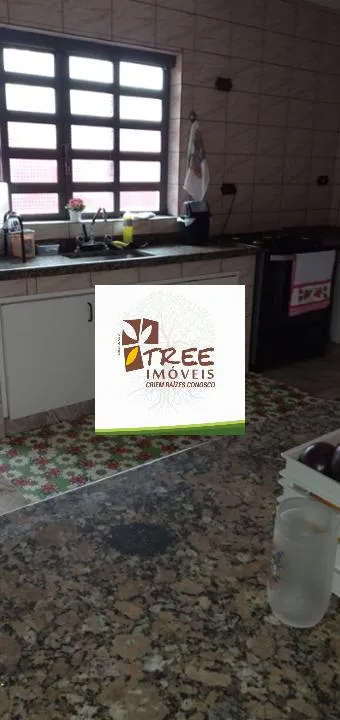 Imagem VENDA DE SOBRADO NO JARDIM RINCÃO, EM ARUJÁ/SP, 411m² com 2 suítes, ar-condicionado, sala 2 ambientes, piscina, churrasqueira e 2 vagas. CONSULTE-NOS.