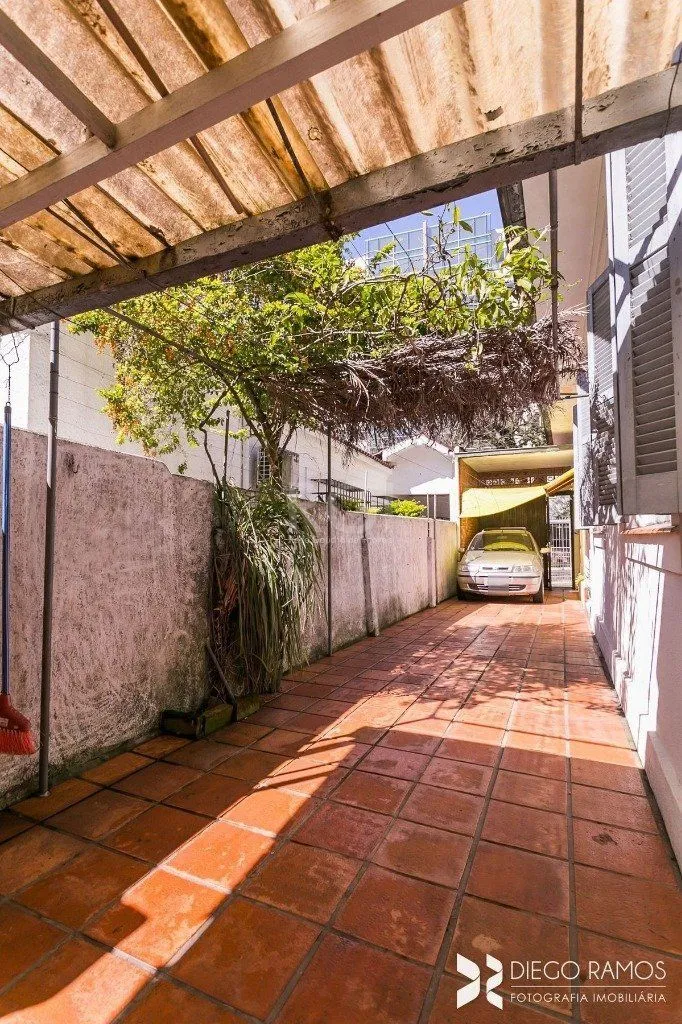 Imagem Casa para Venda - 198m², 3 dormitórios, sendo 1 suites, 4 vagas - Petrópolis