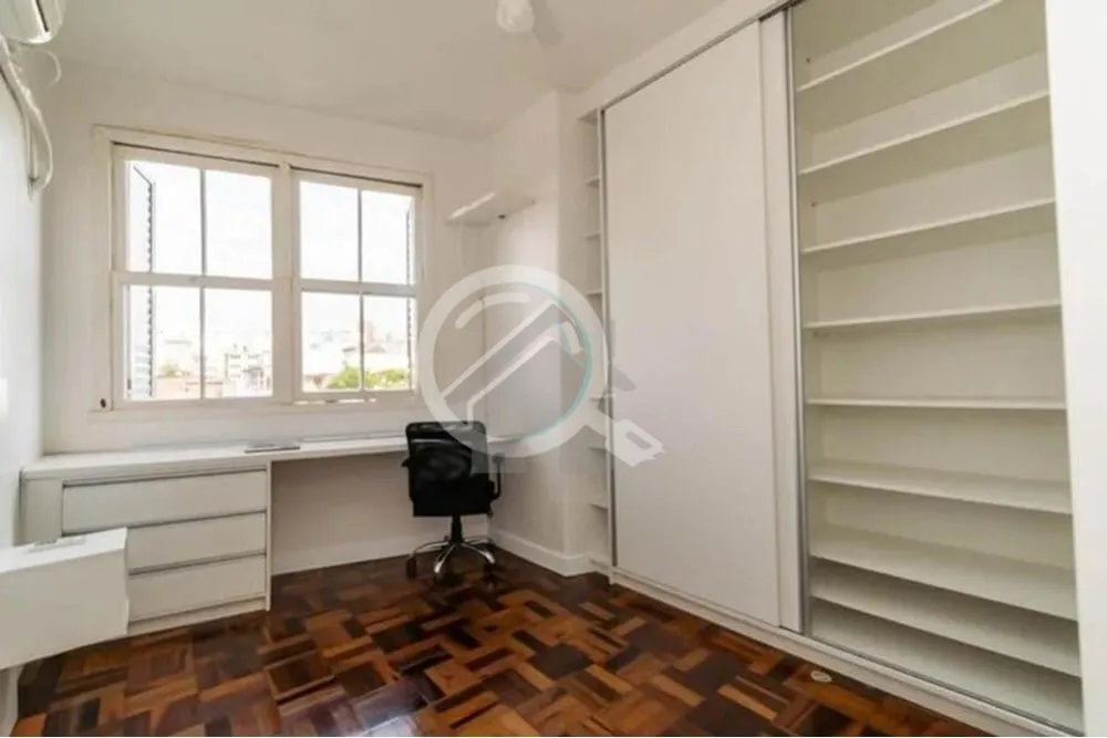 Ótimo apartamento de frente com sacada, sala com lareira e ar condicionado, dormitório com móveis...
