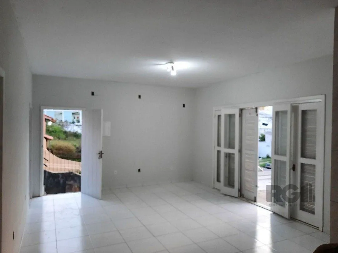 Imagem Oportunidade Imperdível: Prédio com 4 Apartamentos, Pátio e 2 Vagas de Garagem