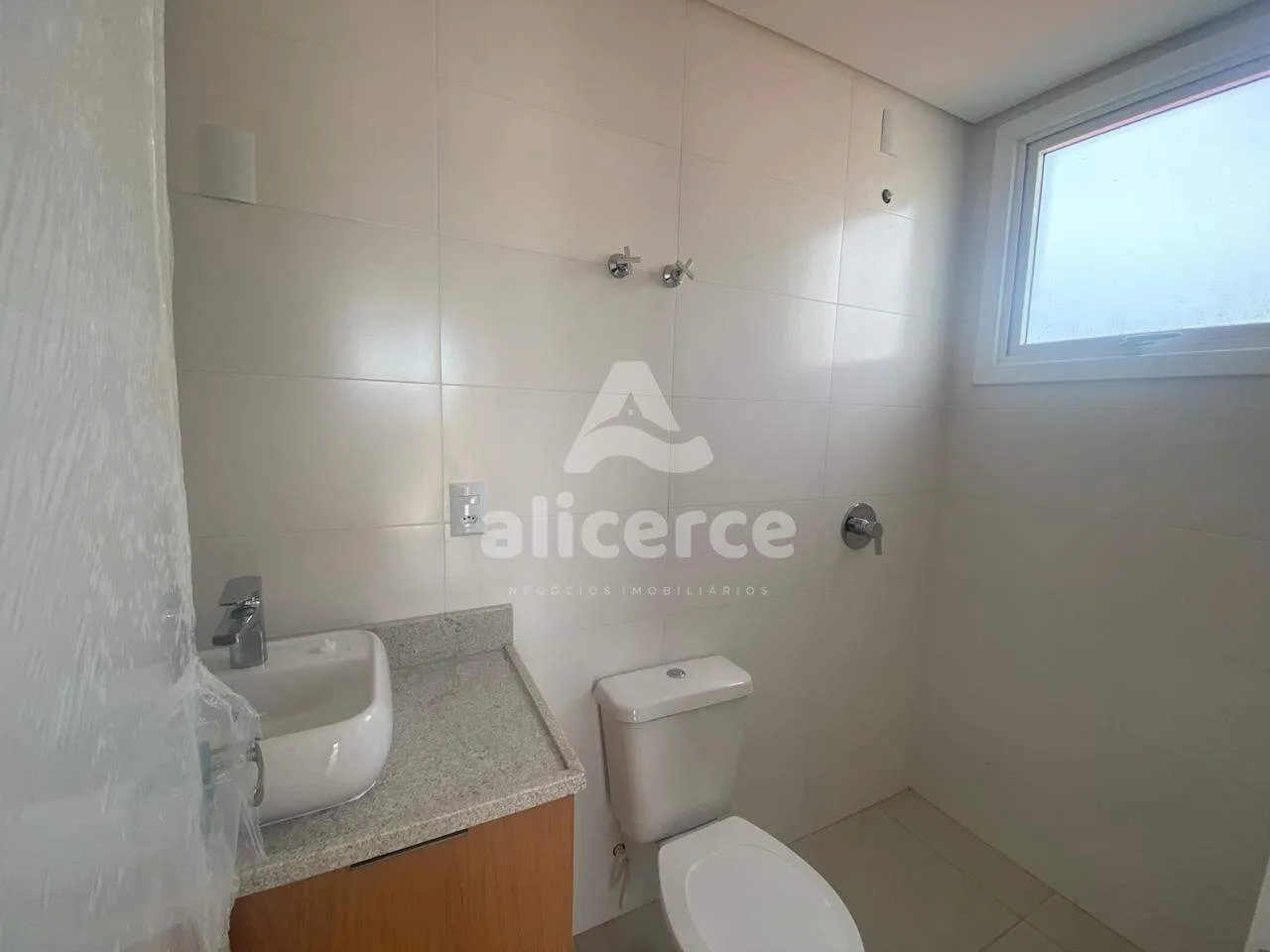 Imagem Apartamento para Locação em Coqueiros com 2 Dormitórios, 1 Suíte e Sol o Dia Todo