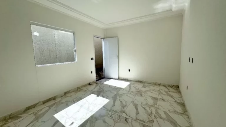 Imagem Casa térrea com 2 dormitórios sendo 1 suite. O imóvel está em condomínio fechado, proporcionando mais segurança e conforto aos moradores, você encontra á venda na Imobiliaria Consulte Imoveis.