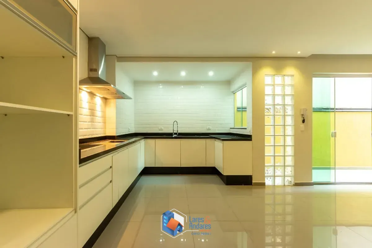 Imagem Sobrado para venda em Vila Palmeiras com 3 quartos, sendo 3 suítes, 240m²