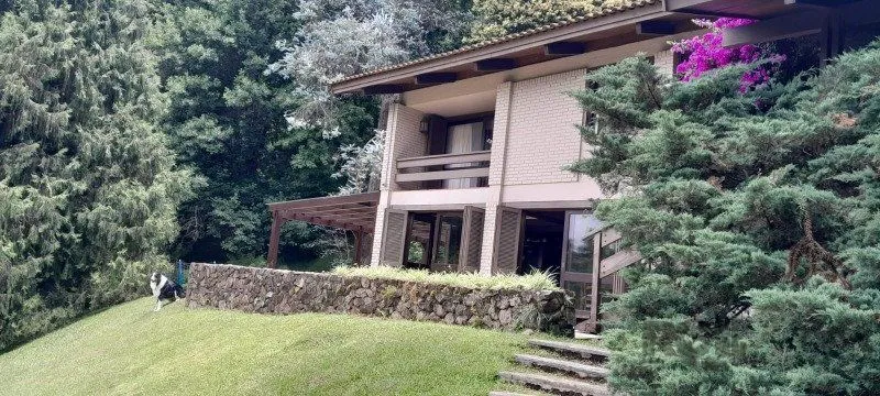 BELÍSSIMA CASA EM GRAMADO - JUNTO AO LAGO NEGRO