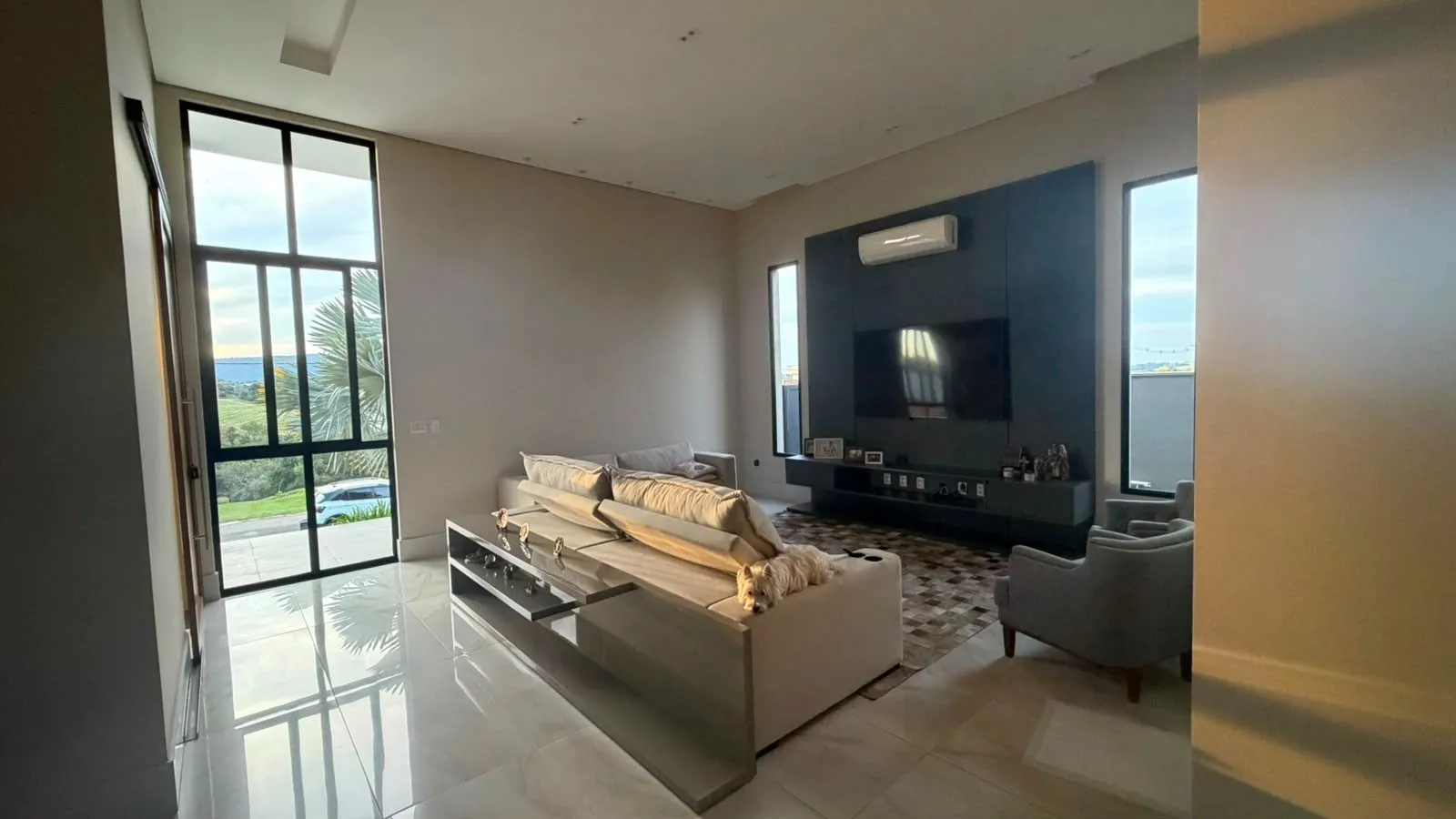 Imagem Casa de Alto Padrão à Venda no Village Ipanema I, Araçoiaba da Serra. 1.030 m² de terreno | 313 m² construídos | 3 suítes | 4 vagas | Piscina aquecida