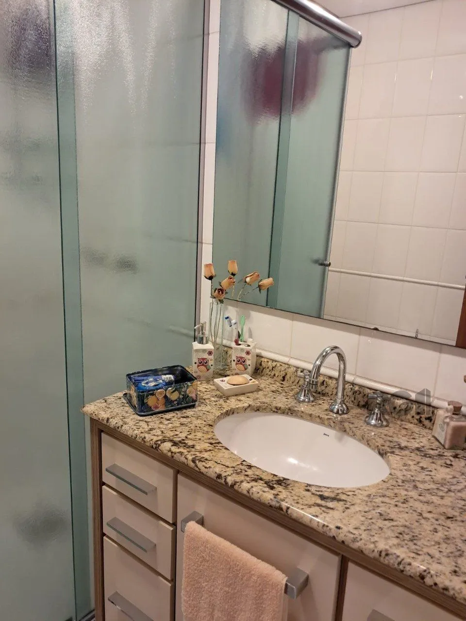 Imagem Apartamento de dois quartos, suíte e uma vaga de garagem no bairro Santana em Porto Alegre.