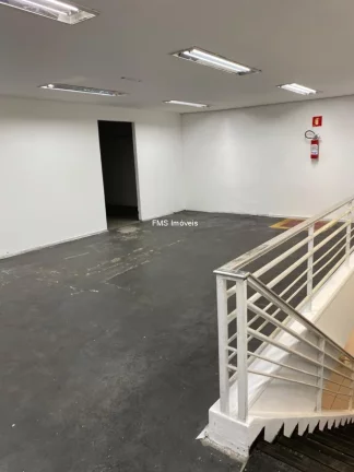 Imagem Galpão Comercial de 477m² com 2 Banheiros para Locação na Lapa, São Paulo-SP