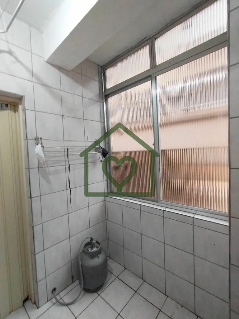 Imagem Apartamento de 80m², três dormitórios, banheiro social, living, cozinha, área de serviço, préd...