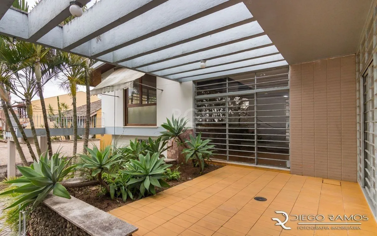 Imagem Venda de casa residencial 25,00m x 80,00m- Menino Deus. 4 vagas, 4 dormitórios, sendo 1 suíte, 1 varanda, lareira e churrasqueira.